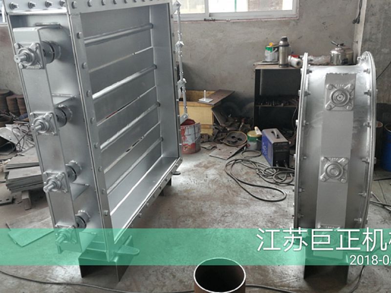 方形擋板門（寬7m），制作后期噴漆進(jìn)行中